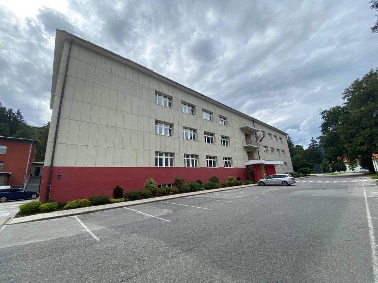 Občina Ravne uvaja dodatne modre cone za parkiranje