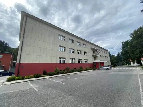 Občina Ravne uvaja dodatne modre cone za parkiranje