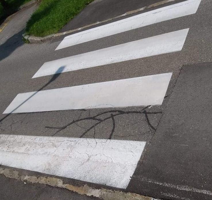 Na Ravnah voznica trčila v mladoletno peško, ki je utrpela poškodbe