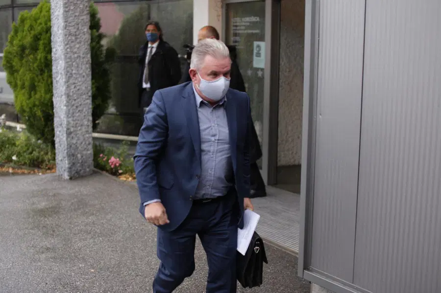 Minister Vizjak pozitiven na testu za novi koronavirus