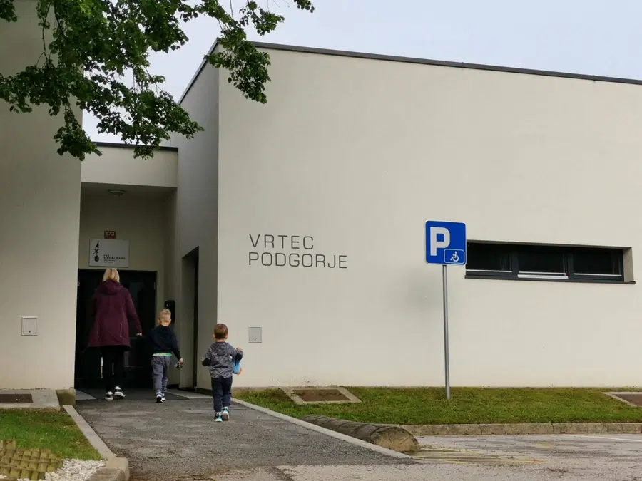 Od 1. do vključno 11. aprila pouk na daljavo, vrtci razen za nujne primere zaprti