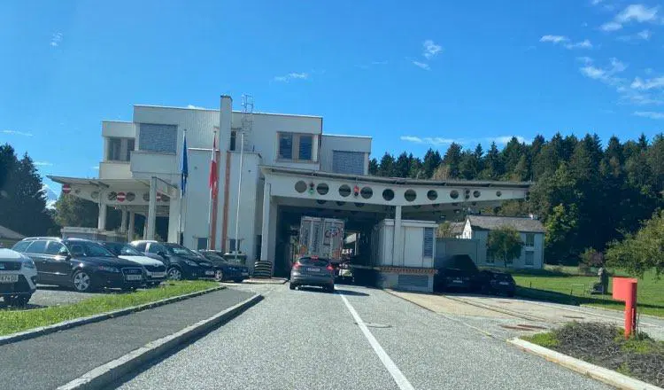 Delovni migranti v Slovenijo kot pred 1. aprilom, občasno ponekod gneča za vstop v Avstrijo