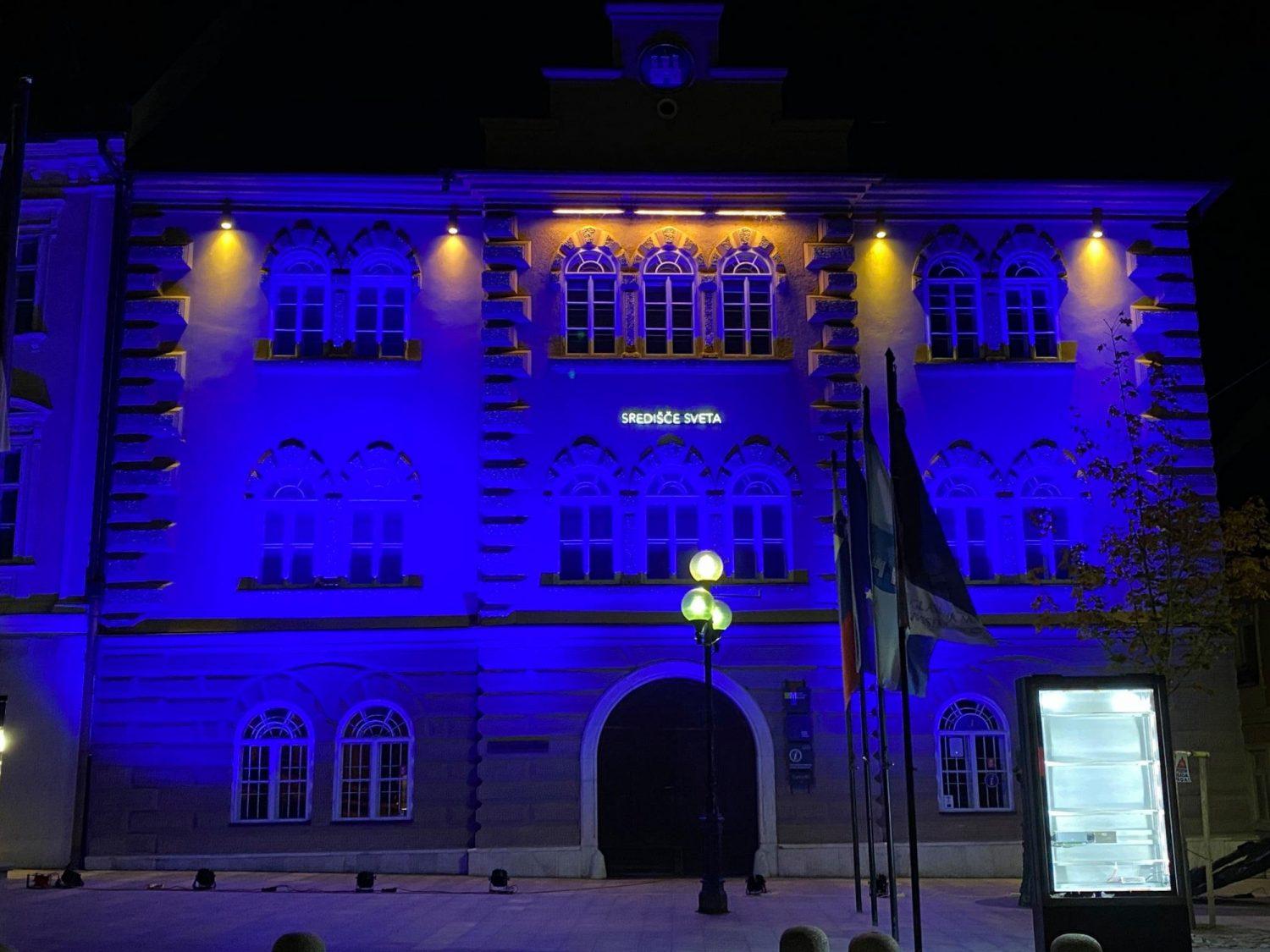 Ob rojstnem dnevu ZN Koroško galerijo likovnih umetnosti in mestno hišo na Ravnah obarvali v modro