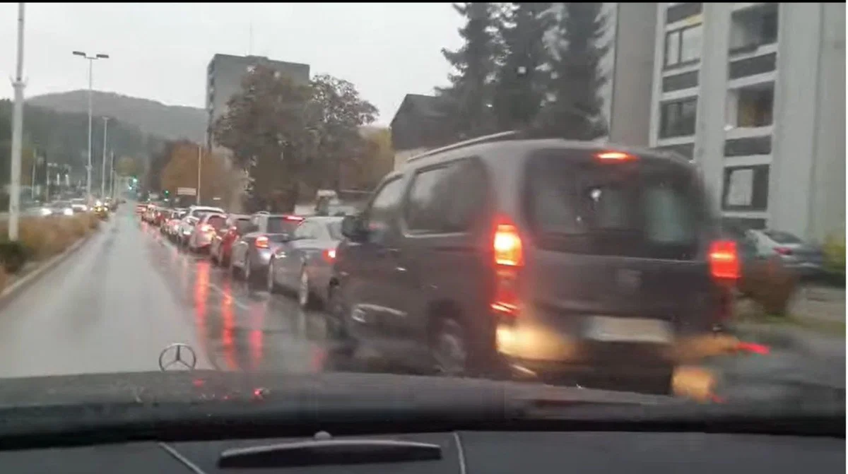 VIDEO: Takšna je bila danes zjutraj gneča v Velenju za testiranje