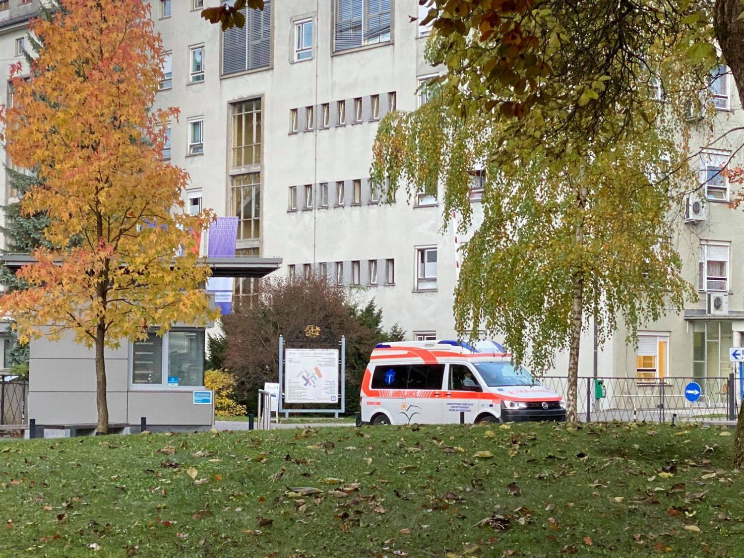 Na Koroškem potrdili 100 novih okužb. V SB Slovenj Gradec paciente preusmerili v druge bolnišnice