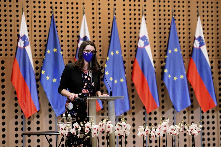 DZ že okoli 12 ur razpravlja o interpelaciji šolske ministrice. Predlagatelji interpelacije vztrajajo pri očitkih, poslanci koalicije jo branijo