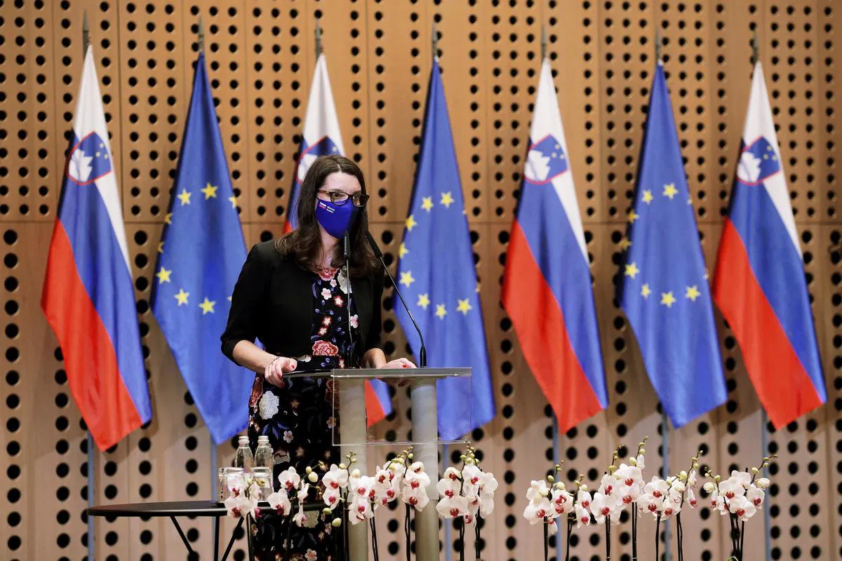 Kustečeva bi želela povzeti avstrijski načrt testiranja ob vračanju v šole