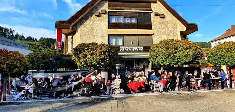 Po napovedi IJS prehod v oranžno fazo epidemije prihodnji teden. Bodo plakat kmalu zamenjali gostje?