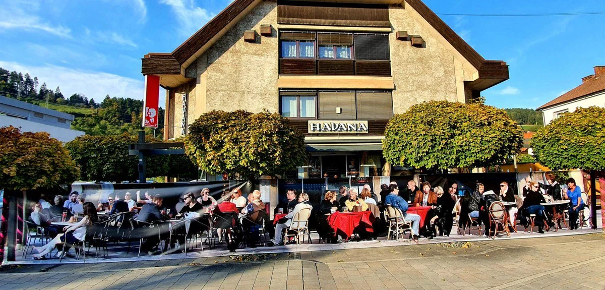 Terasa Havane na Ravnah tudi te dni polna nasmejanih "ljudi"