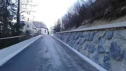Sneg in dež že povzročata težave: Zaradi nevarnosti plazu je zaprta cesta na Barbaro