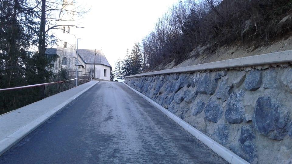 Sneg in dež že povzročata težave: Zaradi nevarnosti plazu je zaprta cesta na Barbaro