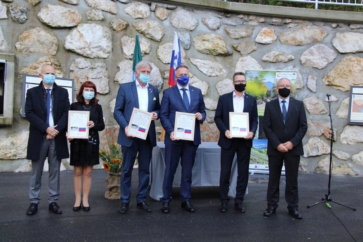 V družbi ministrov je danes potekalo tudi odprtje ceste na Glančniku v Mežici