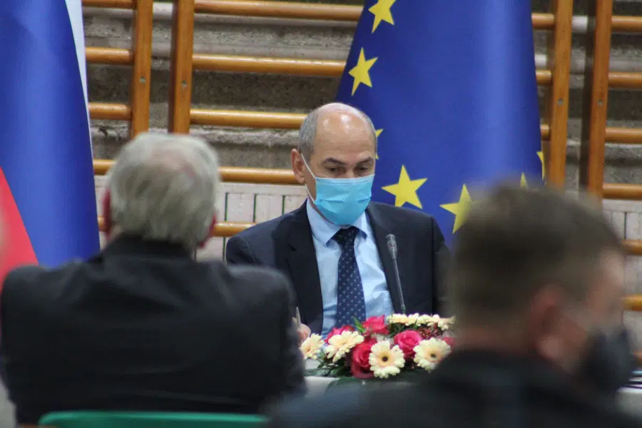 Janša: "Pozitivni obeti za cepivo so, a ni nujno, da bo cepivo na voljo pravočasno, da se prepreči tretji val"