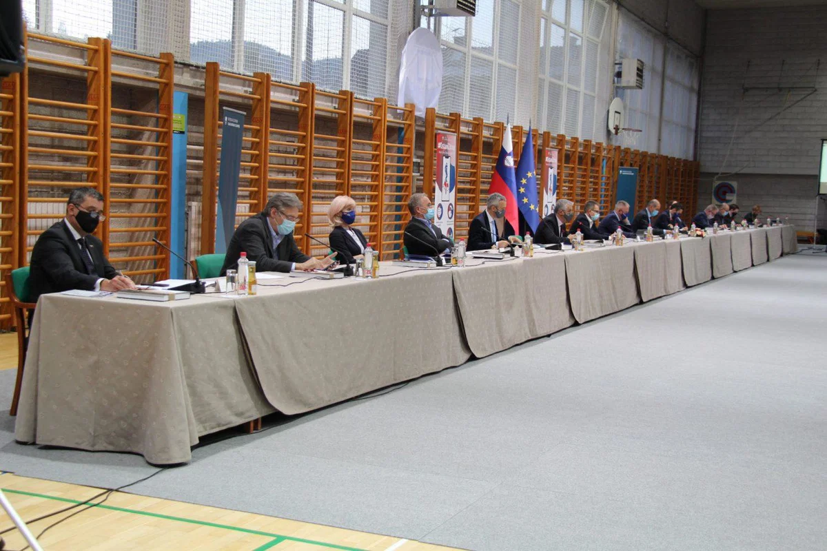 Vlada omejuje strežbo v lokalih in število kupcev v trgovinah