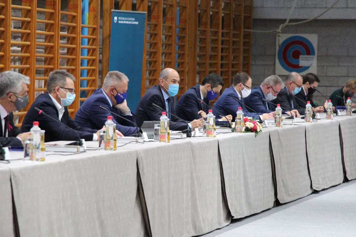 Vladni predstavniki danes na ločenih delovnih posvetih z direktorji zdravstvenih zavodov in predstavniki gospodarstva