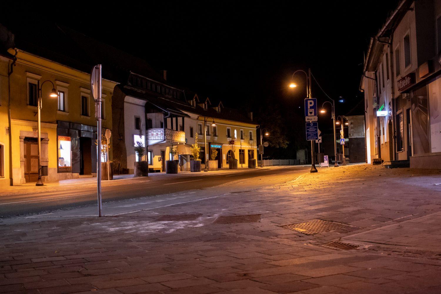 Hojs: Veljavne omejitve zbiranja in tudi omejitve vezane na gibanje še naprej ostajajo v veljavi