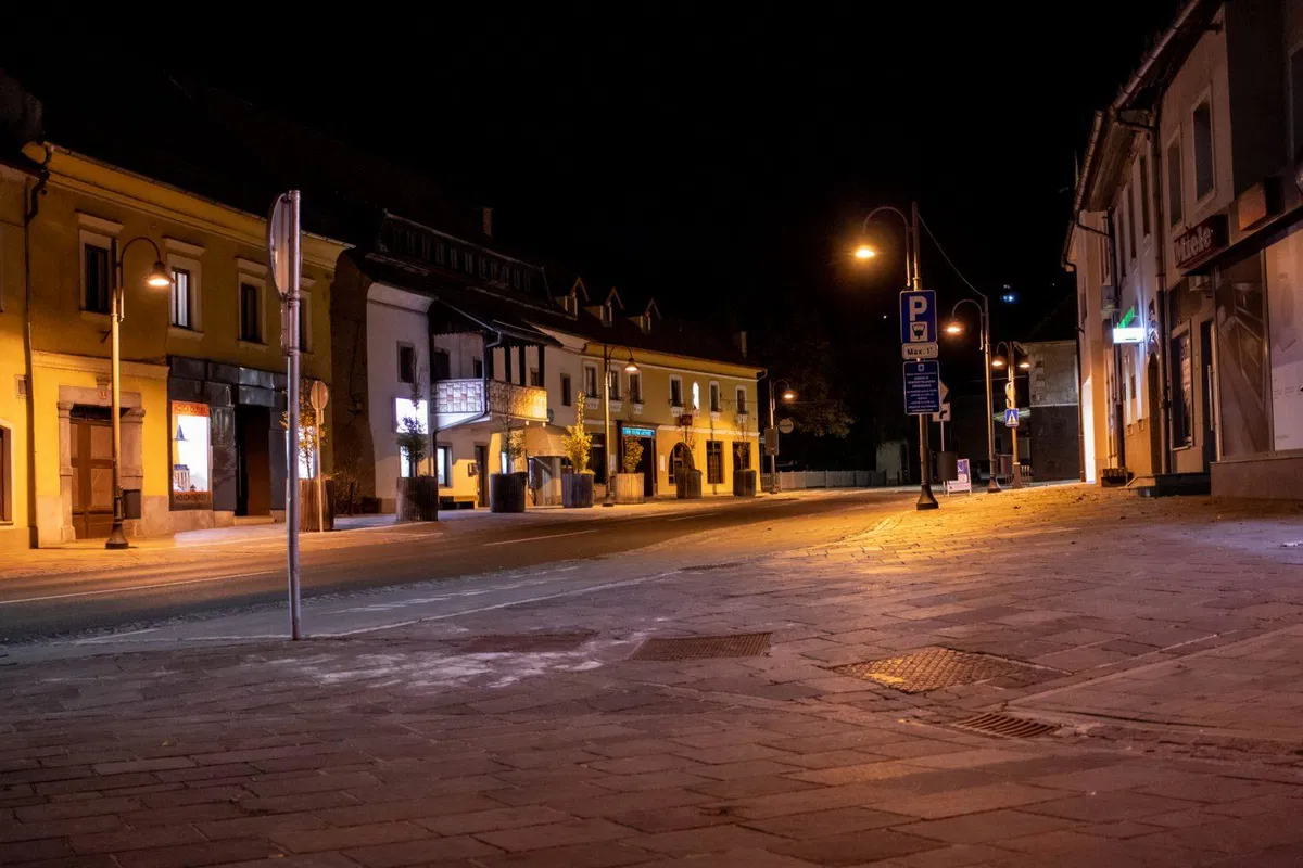 Hojs: Veljavne omejitve zbiranja in tudi omejitve vezane na gibanje še naprej ostajajo v veljavi