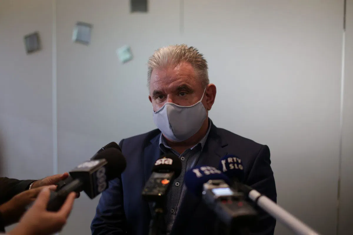 Javnost vznemirja nov posnetek Vizjakovih pogovorov s Petanom. Je čas za predčasne volitve?