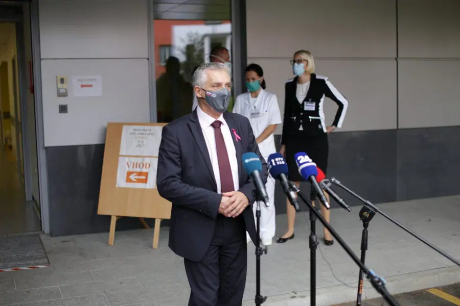 Gantar: Čim prej bi morali popolnoma ustaviti javno življenje