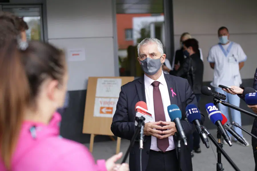 Gantar: Za 14 dni bi morali še strožje omejiti nenujne dejavnosti