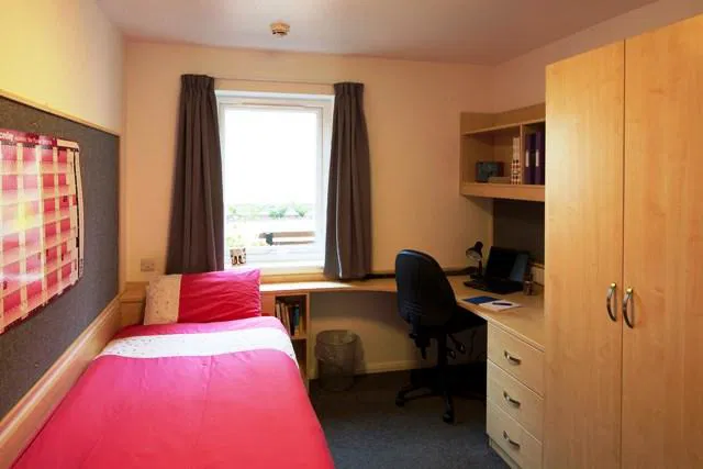 Ministrica s sklepom omogočila bivanje v študentskih domovih osebam, ki v epidemiji opravljajo pomembne naloge