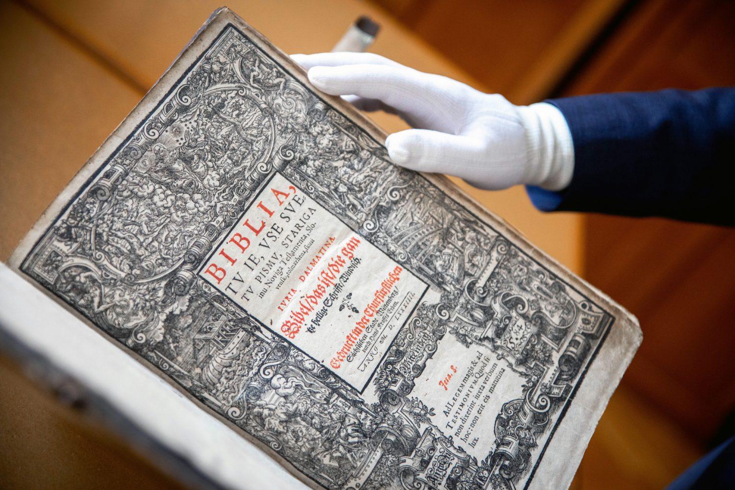 Na premierjevo pobudo izvod Dalmatinove Biblije v hrambo NUK