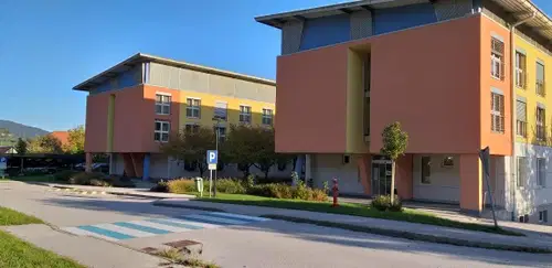 Ob povečanju števila karanten zaposlenih bi po opozorilih socialnih zavodov lahko prišlo do zapiranja oddelkov domov starejših