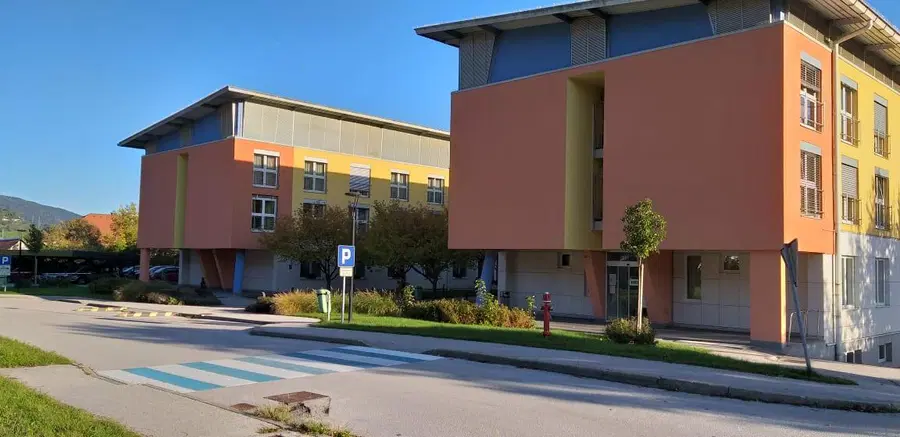 Ob povečanju števila karanten zaposlenih bi po opozorilih socialnih zavodov lahko prišlo do zapiranja oddelkov domov starejših