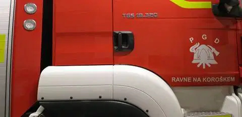 V Mislinji trčili osebni vozili, v Črni in na Ravnah gorelo