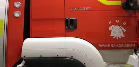 Na Prevaljah gasilci rešili otroka iz avta