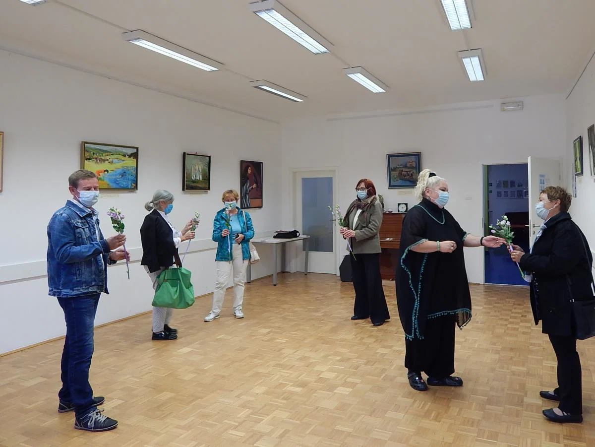 V Koroškem medgeneracijskem centru odprli razstavo "Ko oživijo koroške bajke"