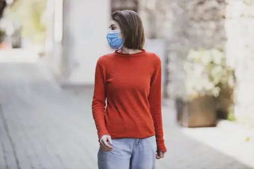 Kdaj lahko na prostem snamem masko in jem?