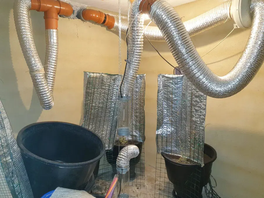 Policisti pri 41-letniku našli prirejen prostor za gojenje konoplje in zasegli več stvari