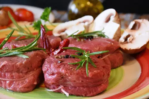 GIZ mesna industrija z opozorili o tujem poreklu mesa v gostinskih obratih
