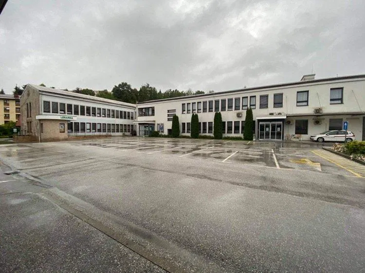 Pušnik ocenjuje, da bodo ob napovedani dinamiki dobav cepiva še mesec in pol cepili osebe, stare med 75 in 80 let