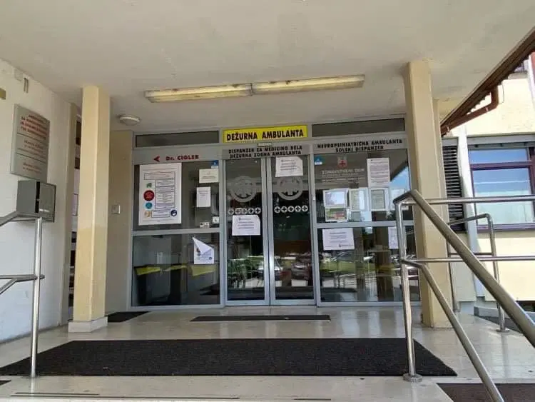 Nadomestila za bolniške odsotnosti ZZZS lani stala že skoraj pol milijarde evrov. Najdaljši bolniški stalež odprt leta 2009