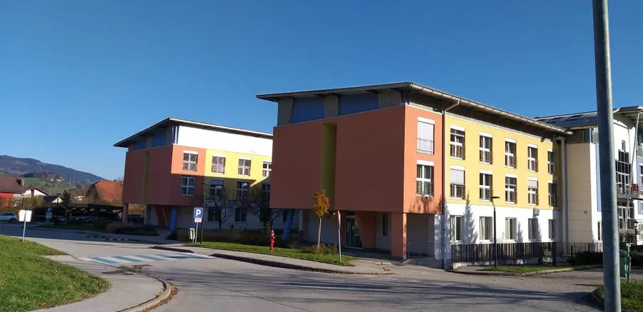 Trije stanovalci prevaljskega doma starostnikov zaradi covida-19 na zdravljenju v bolnici