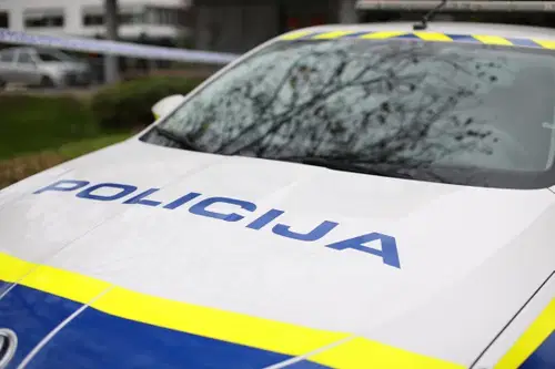 V streljanju na območju Most v Ljubljani umrli dve osebi, storilec je na begu