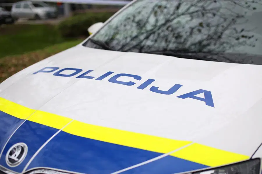 Na avtocesti s povprečno hitrostjo več kot 200 kilometrov na uro