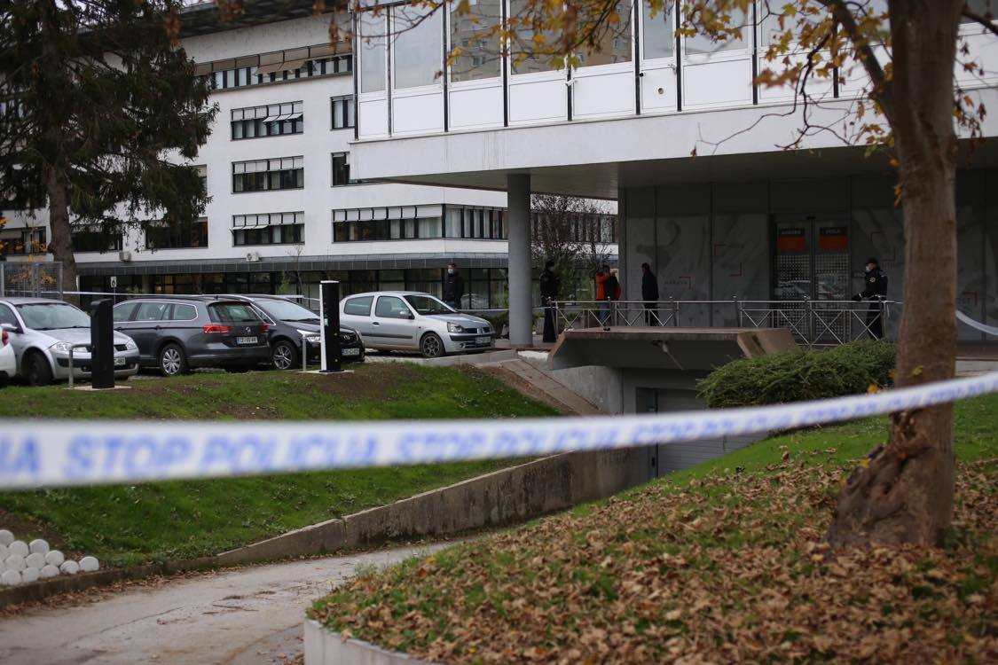 Moški razgrajal, grozil s samomorom, nato napadel policiste