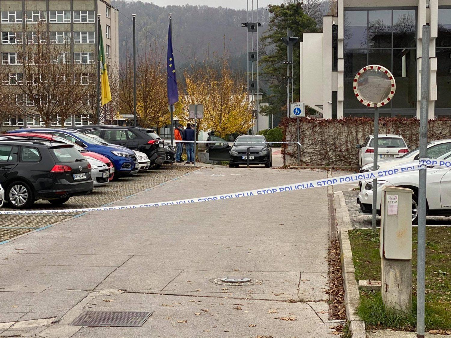 V streljanju v Velenju poškodovana policistka in občan