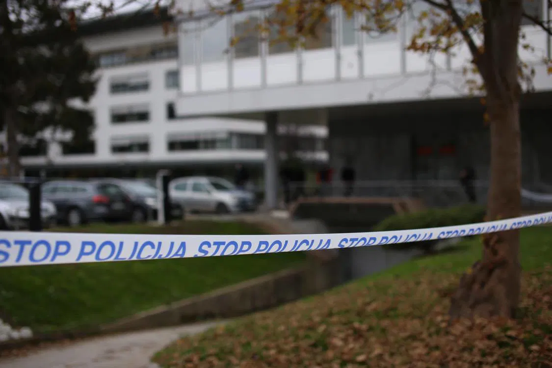 V priporu ostal goljuf, ki je za več tisoč evrov oškodoval občanko Dravograda in občana Slovenj Gradca