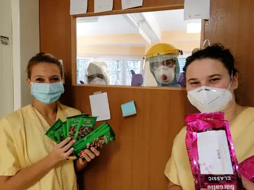 V slovenjgraški bolnici v petek 14 novih okužb, zaposlene presenetilo koroško podjetje