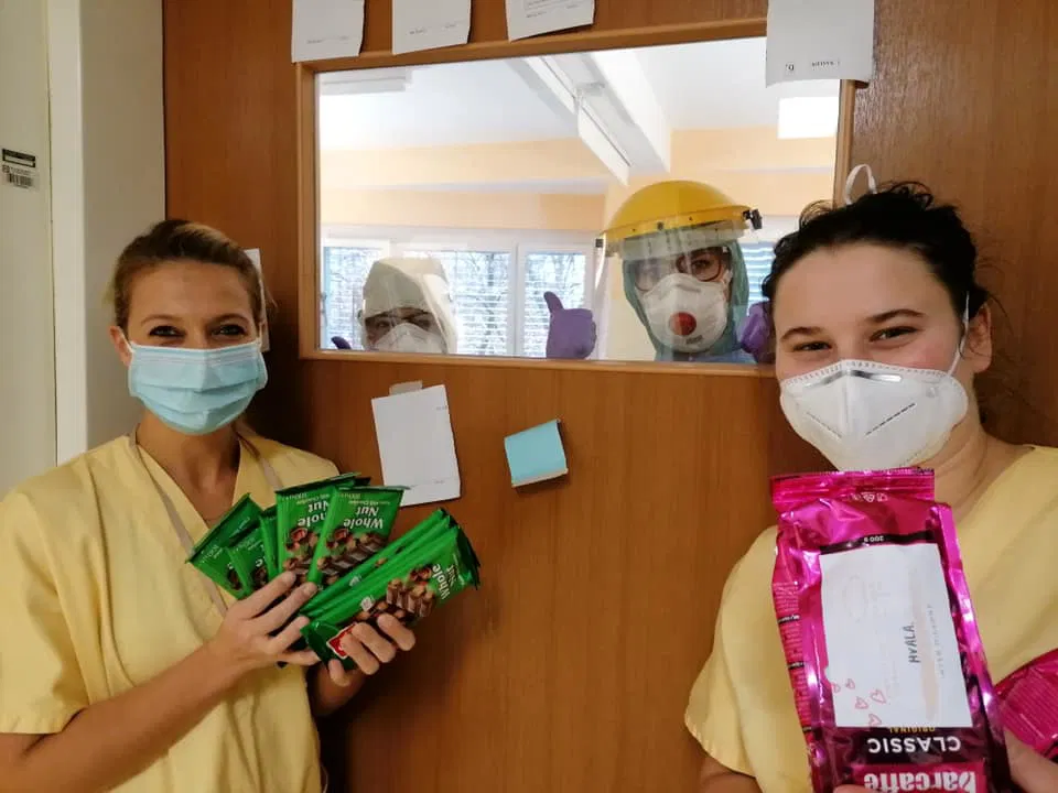 V slovenjgraški bolnici v petek 14 novih okužb, zaposlene presenetilo koroško podjetje