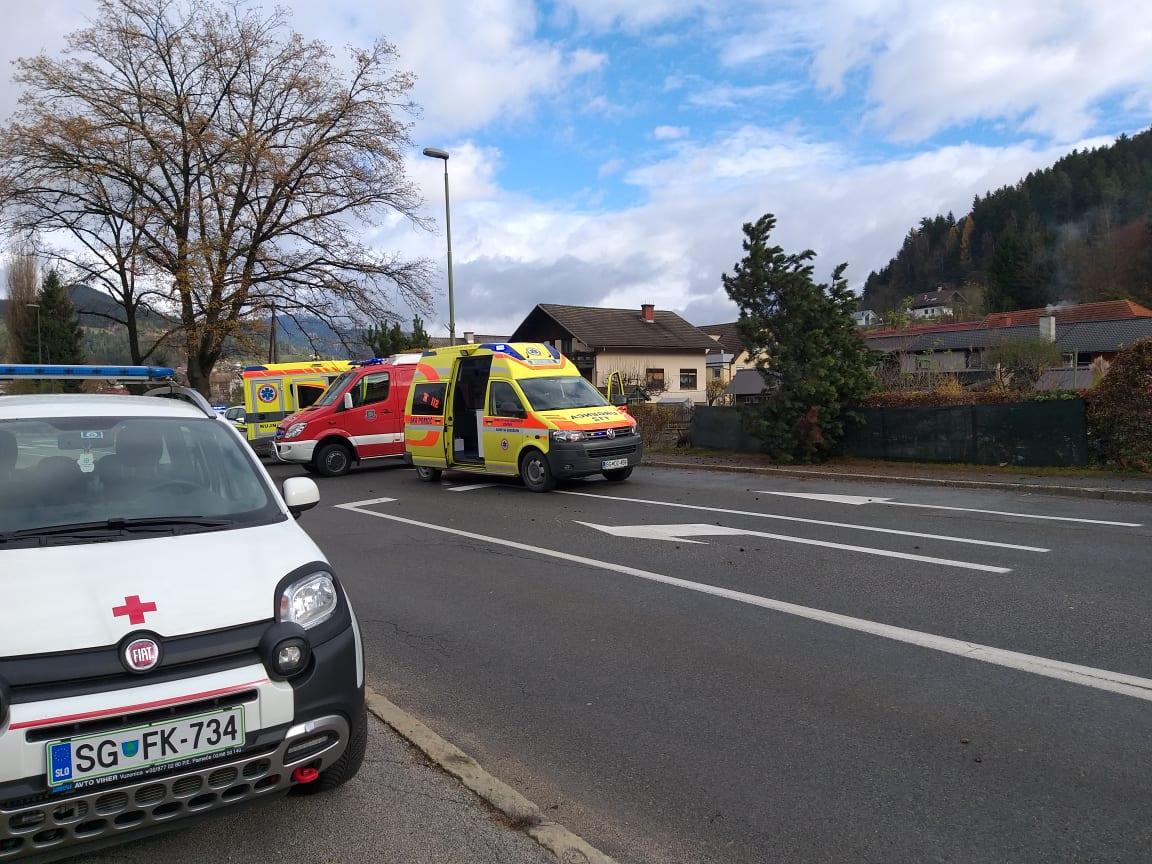 Voznik kombiniranega vozila  iz neznanega vzroka zapeljal s ceste in umrl