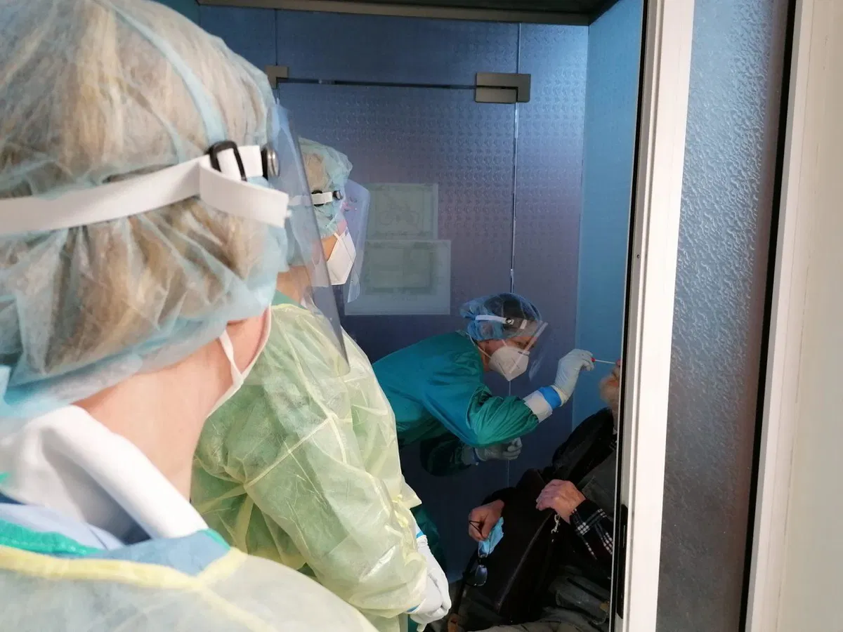 Bolnišnice s hitrimi testi ugotavljajo morebitne okužbe pri svojih zaposlenih