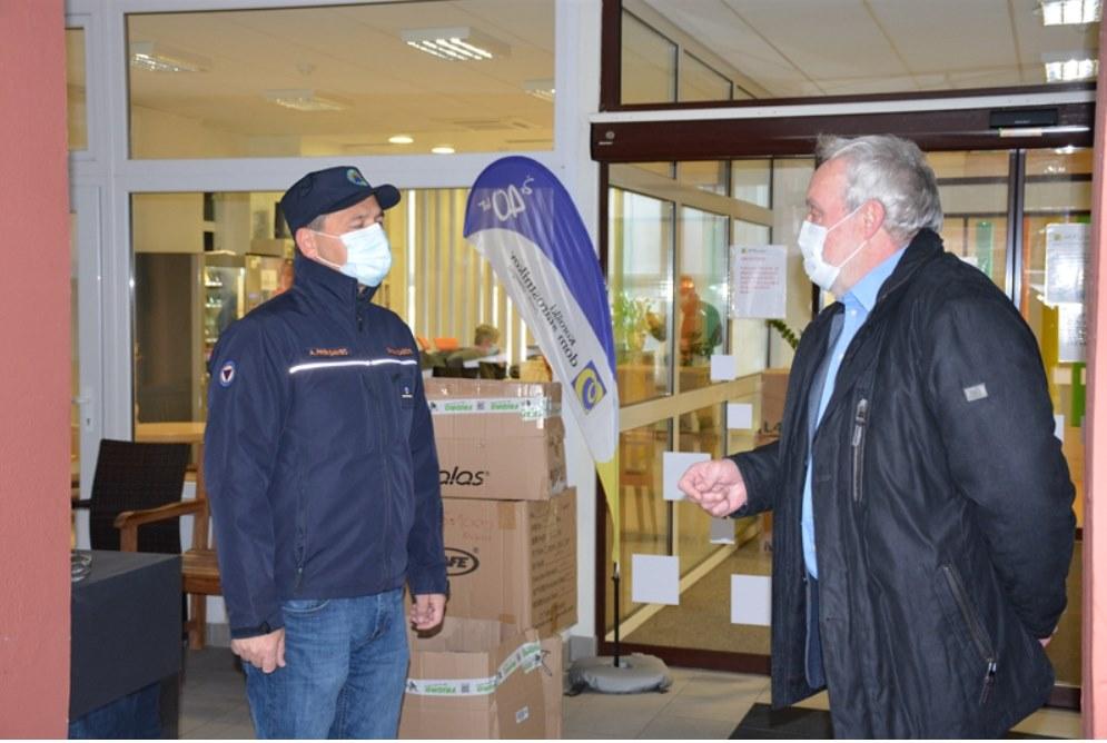 Dravograjski podjetji donirali zaščitno opremo Koroškemu domu starostnikov Črneče