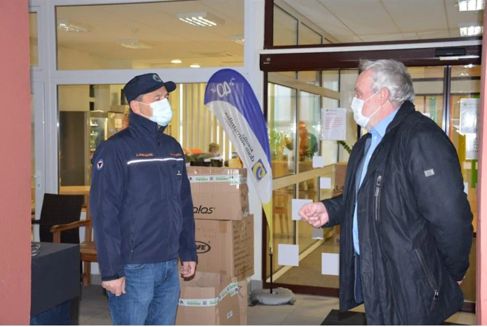 Dravograjski podjetji donirali zaščitno opremo Koroškemu domu starostnikov Črneče