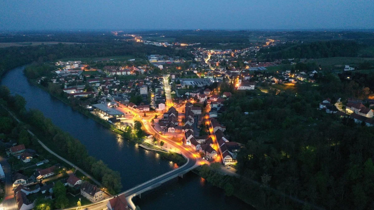 V občini Rače-Fram namesto novoletnih prireditev vsakemu otroku do 9. razreda 50 evrov. V Gornji Radgoni namesto silvestrovanja in okrasitve denar v dobrodelne namene