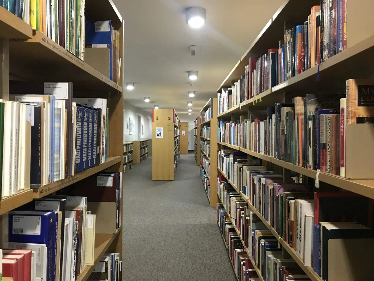 Od sobote spet zaprti muzeji in galerije, v knjižnicah ostaja mogoč prevzem vnaprej pripravljenega gradiva